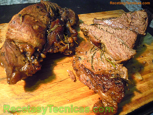 Carne roja cortada sobre tabla